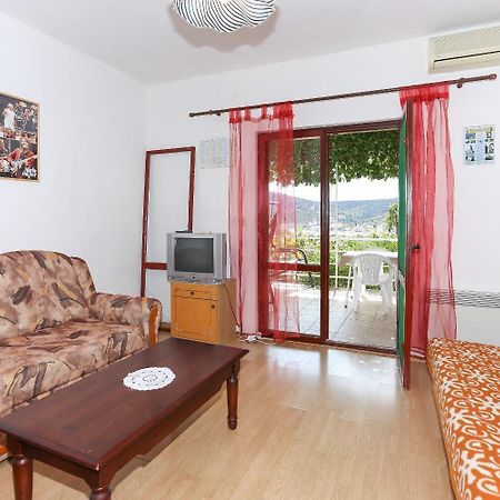 Holiday Home Marcelo-With Terrace Vinišće Екстериор снимка